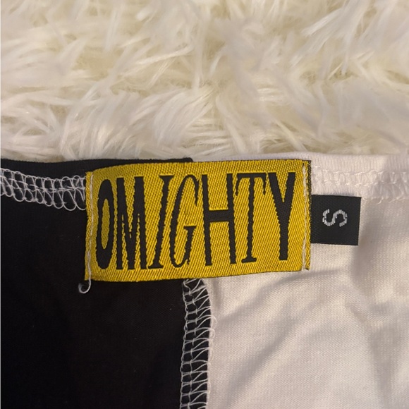 OMIGHTY Black and White Camisole with Pink Butterfly - Picture 2 of 3